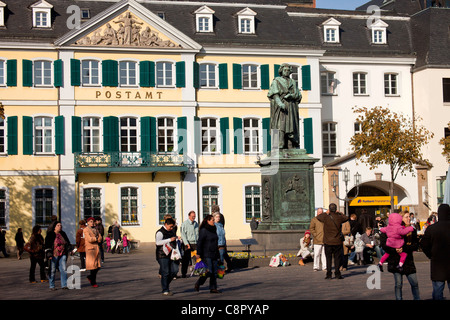 Monumento di Beethoven nella parte anteriore del post office su Muenster square a Bonn in Renania settentrionale-Vestfalia, Germania, Foto Stock