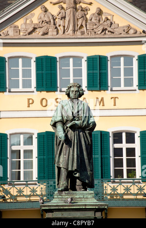 Monumento di Beethoven nella parte anteriore del post office su Muenster square a Bonn in Renania settentrionale-Vestfalia, Germania, Foto Stock