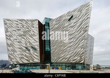 Titanic firma edificio in costruzione. L'edificio è stato progettato per essere la stessa dimensione e forma della prua di una nave. Foto Stock