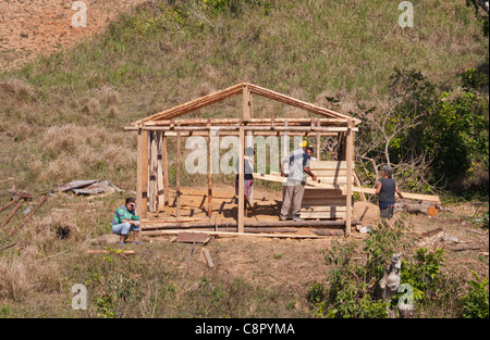 PINAR DEL RIO: famiglia costruire CASA IN Vinales Valley Foto Stock