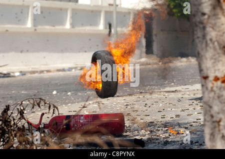 Rebel fighter battaglie cecchini nella piazza occupata dalle forze di Gheddafi sul finale il giorno della liberazione di Zarwiya Foto Stock