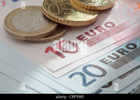 Le banconote e le monete in euro Foto Stock