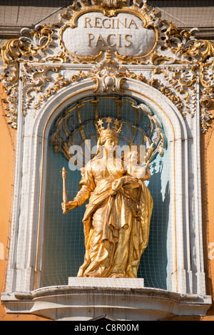 Statua dorata della Regina Pacis- Maria con Bambino in corrispondenza della facciata di Kurfuerstliches Schloss a Bonn, Germania Foto Stock