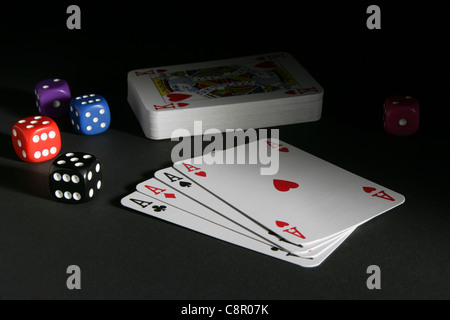 Carte da gioco e dadi sfondo nero Foto Stock