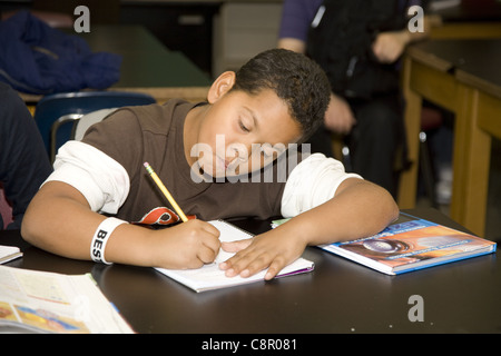 I bambini in una società multietnica, interna della città e affollata junior high school a Yonkers, New York. Foto Stock