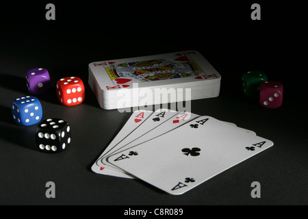 Carte da gioco e dadi sfondo nero Foto Stock