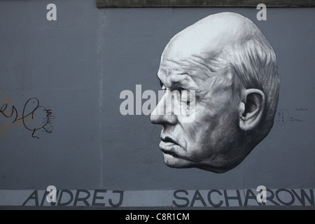 Andrei Sacharov illustrato dall artista russo Dmitri Vrubel sul muro di Berlino in East Side Gallery di Berlino, Germania. Foto Stock