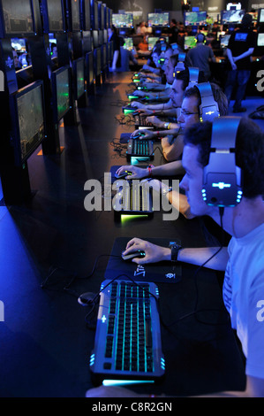 Gli adolescenti giocare la versione più recente di 'World of Warcraft' alla convenzione gamescom di Colonia, in Germania Foto Stock