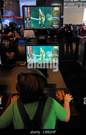 Gli adolescenti giocare la versione più recente di 'World of Warcraft' alla convenzione gamescom di Colonia, in Germania Foto Stock