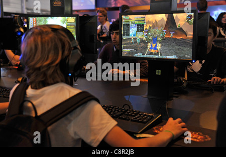 Gli adolescenti giocare la versione più recente di 'World of Warcraft' alla convenzione gamescom di Colonia, in Germania Foto Stock