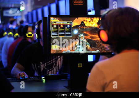 Gli adolescenti giocare la versione più recente di 'World of Warcraft' alla convenzione gamescom di Colonia, in Germania Foto Stock