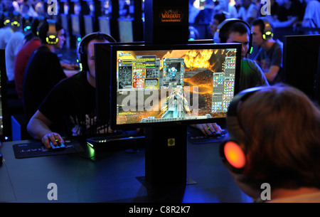 Gli adolescenti giocare la versione più recente di 'World of Warcraft' alla convenzione gamescom di Colonia, in Germania Foto Stock