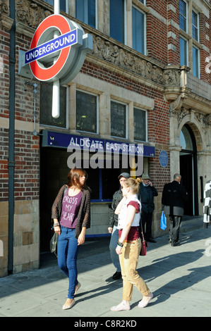 Persone che passano di Aldgate East Stazione metropolitana di Tower Hamlets Est Londra Inghilterra REGNO UNITO Foto Stock