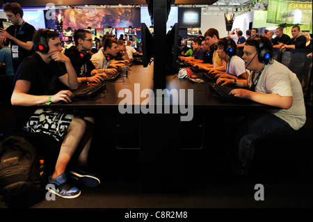 Gli adolescenti giocare la versione più recente di 'World of Warcraft' alla convenzione gamescom di Colonia, in Germania Foto Stock