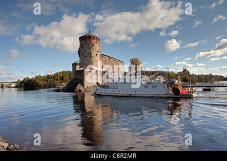 Savonlinna: Olavinlinna castello e nave Foto Stock