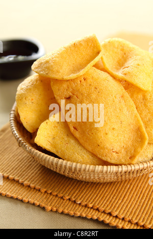 Cracker [ Asian snack ] con salsa chilie Foto Stock