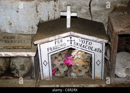 Napoli, Italia : Cimitero delle Fontanelle, due teschi in un armadio Foto Stock