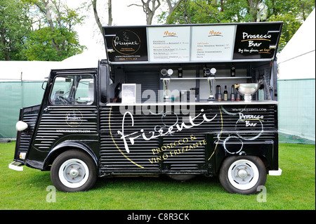 Vintage Citroen van che è stato convertito in un mobile bar Prosecco. Foto Stock