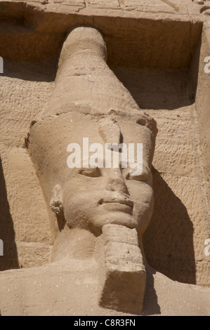 Il faraone Ramses II (1290-1224 a.C.). Nuovo Regno. Tempio di Hathor o piccolo tempio. Abu Simbel. L'Egitto. Foto Stock