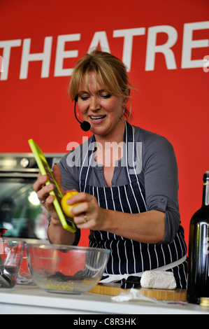 Chef celebrità Rachel Allen ospita una demo di cottura al gusto di Edinburgh Food Festival. Foto Stock