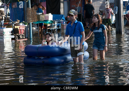 I residenti di Bangkok wade attraverso le acque di esondazione su Phahon Yothin Road, Bangkok, Thailandia sul Lunedi, Ottobre 31st, 2011. Thailandia sta vivendo la sua peggiore inondazione in più di cinquant'anni. Credito: Kraig Lieb Foto Stock