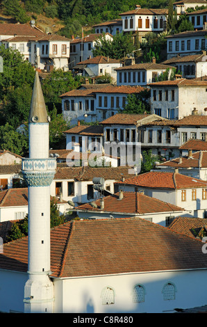 SIRINCE, Turchia. Una serata vista della moschea e borgo collinare. 2011. Foto Stock