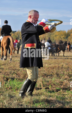 Huntsman indossando cappotto nero soffiaggio corno da caccia durante il Saint Hubert / Saint Hubertus commemorazione in autunno, Europa Foto Stock