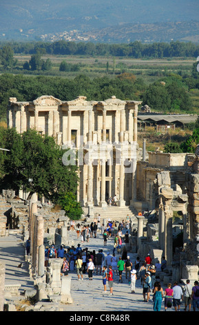 Efeso (EFES), Turchia. Una vista verso il basso Curetes modo alla biblioteca di Celso. 2011. Foto Stock