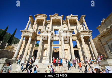 Efeso (EFES), Turchia. I turisti al di fuori della biblioteca di Celso alla fine di Curetes modo. 2011. Foto Stock