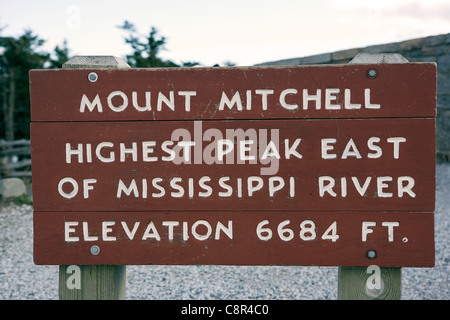 Montare Mitchell parco dello stato segno di Elevazione - Blue Ridge Parkway - vicino a Burnsville, North Carolina, STATI UNITI D'AMERICA Foto Stock
