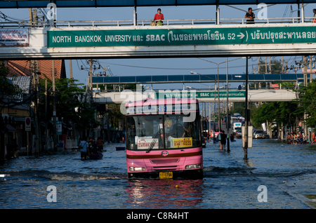Local bus Bangkok aziona attraverso le acque di esondazione su Phahon Yothin Road, Bangkok, Thailandia, Sud Est asiatico il lunedì, 31 ottobre 2011. Thailandia sta vivendo la sua peggiore inondazione in più di cinquant'anni. Credito: Kraig Lieb Foto Stock