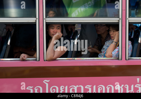 I residenti scoraggiati di Bangkok fuggono da inondazioni su Phahon Yothin Road su un autobus locale, Bangkok, Thailandia, Lunedi, 31 ottobre 2011. La Thailandia sta vivendo la sua peggiore alluvione in più di 50 anni. Credit: Kraig Lieb / Alamy Live News. Foto Stock