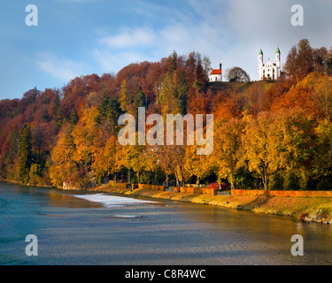 DE - Baviera: Chiesa di Santa Croce (Kalvarienberg) sopra il fiume Isar a Bad Toelz Foto Stock