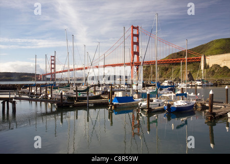 CA01042-00...CALIFORNIA - Il Golden Gate Bridge e marina sulla Baia di San Francisco da Fort Baker. Foto Stock