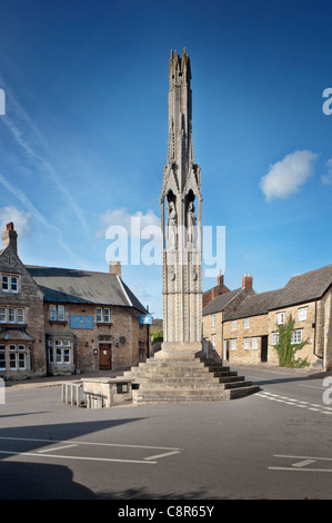 Un monumento vicino a Geddington, Northamptonshire, Regno Unito, eretto da re Edoardo 1 di Inghilterra alla memoria di sua moglie, la regina Eleonora. Foto Stock