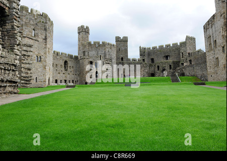 All'interno dei motivi di Caernarfon Castle sito patrimonio mondiale gwynedd north Wales UK Foto Stock