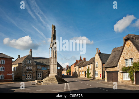 Un monumento vicino a Geddington, Northamptonshire, Regno Unito, eretto da re Edoardo 1 di Inghilterra alla memoria di sua moglie, la regina Eleonora. Foto Stock