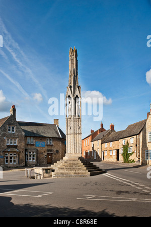 Un monumento vicino a Geddington, Northamptonshire, Regno Unito, eretto da re Edoardo 1 di Inghilterra alla memoria di sua moglie, la regina Eleonora. Foto Stock