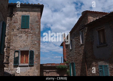 Il secondo e terzo piano di tipica architettura italiana nel medievale città murata di Chianciano Terme, Umbria, Italia. Foto Stock