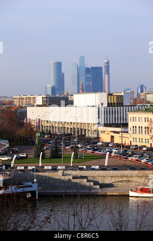 Vista del Comitato Olimpico e il complesso di grattacieli 'Mosca-città" dal Vorobyovy Gory. Mosca, Russia. Ottobre 2011. Foto Stock