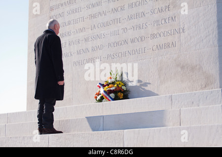 Un veterano paga i suoi rispetti alla memoria di coloro che sono morti nella prima e nella seconda guerra mondiale al Canadian Memorial a Vimy Ridge Foto Stock