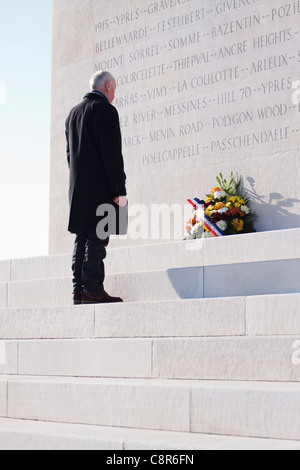 Un veterano paga i suoi rispetti alla memoria di coloro che sono morti nella prima e nella seconda guerra mondiale al Canadian Memorial a Vimy Ridge Foto Stock