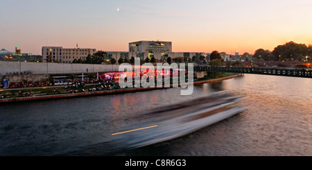 Fiume Sprea a capital beach cafe vicino Lehrter Bahnhof Foto Stock