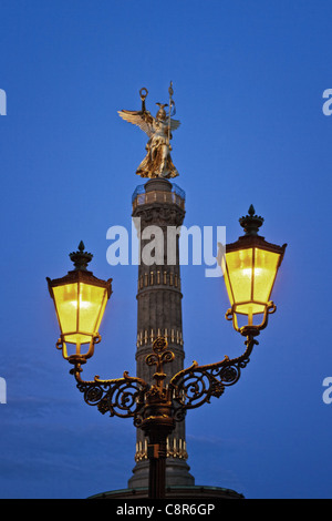 Berlino Vittoria Colonna, laterne , illuminted al crepuscolo Foto Stock