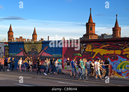 Muro di Berlino murale, East Side Gallery di Berlino, Germania Foto Stock
