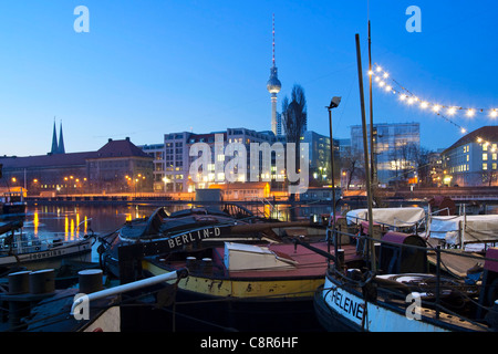 Porto storico, Maerkisches Ufer, navi museo, porto , old barge Helene, Berlin Mitte , Germania Foto Stock