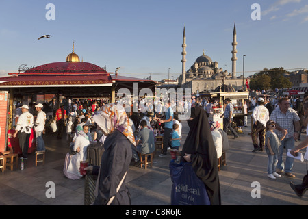 Ristorante di pesce a Eminonu lungomare vicino al Ponte di Galata , Istanbul, Turchia , in Europa, Foto Stock