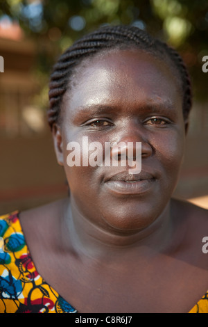 Una donna che sta al di fuori di un abuso domestico center di Pallisa, Uganda. Foto Stock