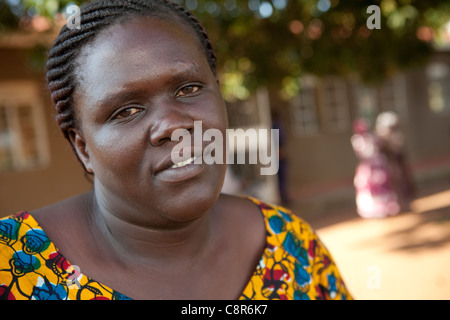 Una donna che sta al di fuori di un abuso domestico center di Pallisa, Uganda. Foto Stock