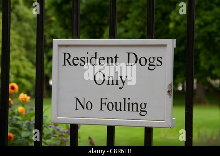 Residenti solo cani (nessuna incrostazione) firmare al Temple Gardens, Londra Foto Stock